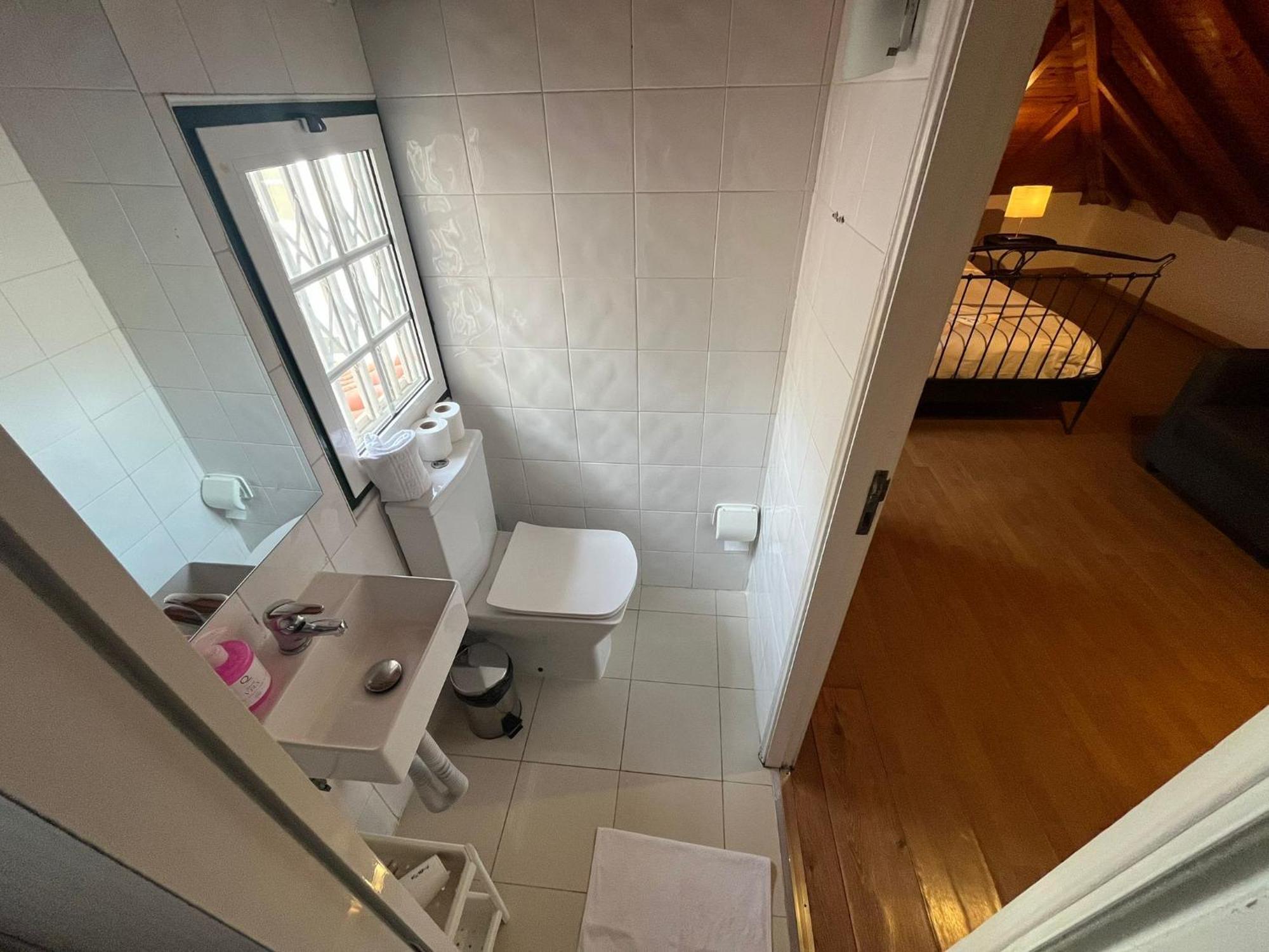 2 Bedroom, 2 Bathroom Apartment - Travessa Da Madalena リスボン エクステリア 写真