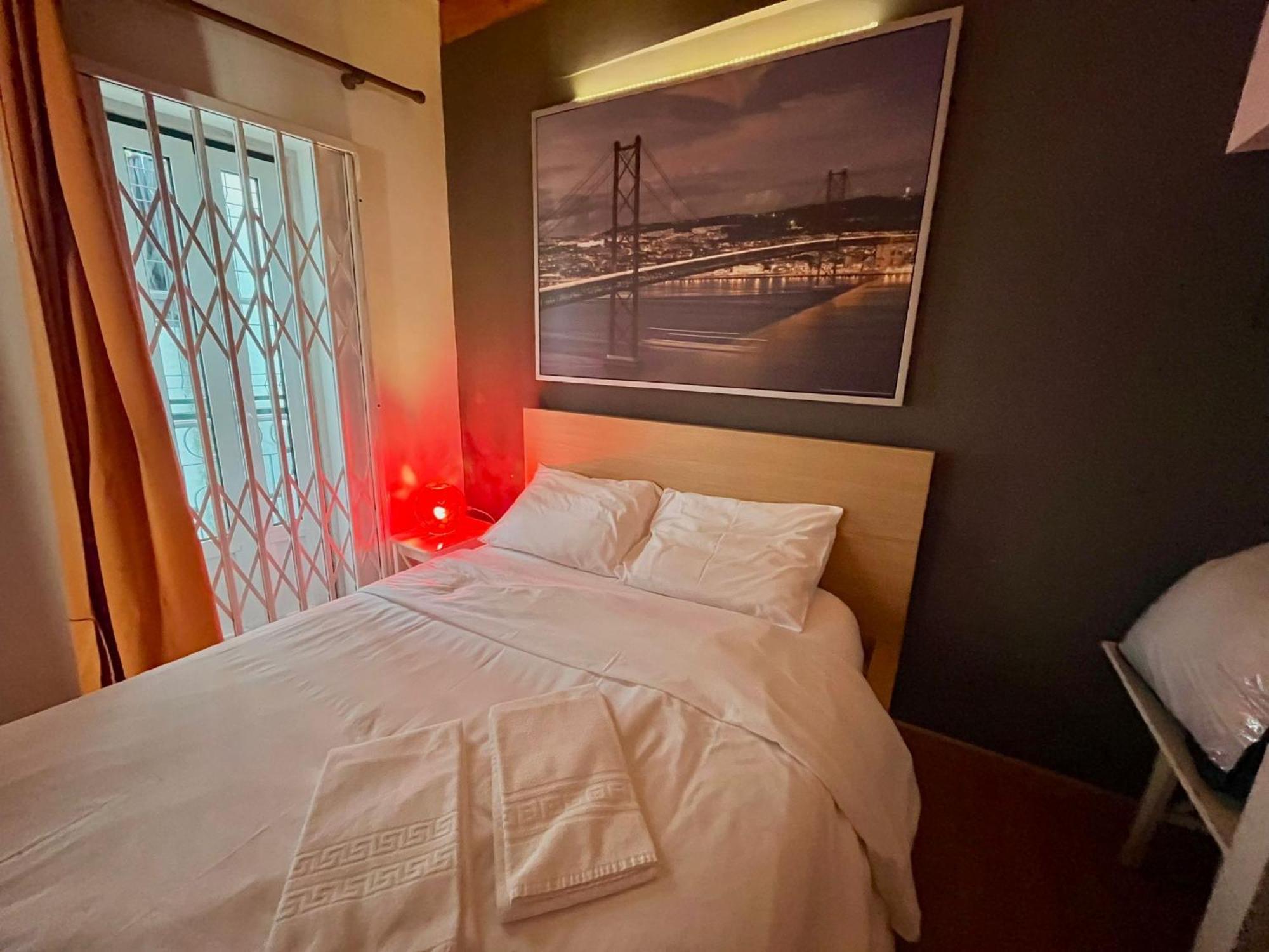 2 Bedroom, 2 Bathroom Apartment - Travessa Da Madalena リスボン エクステリア 写真