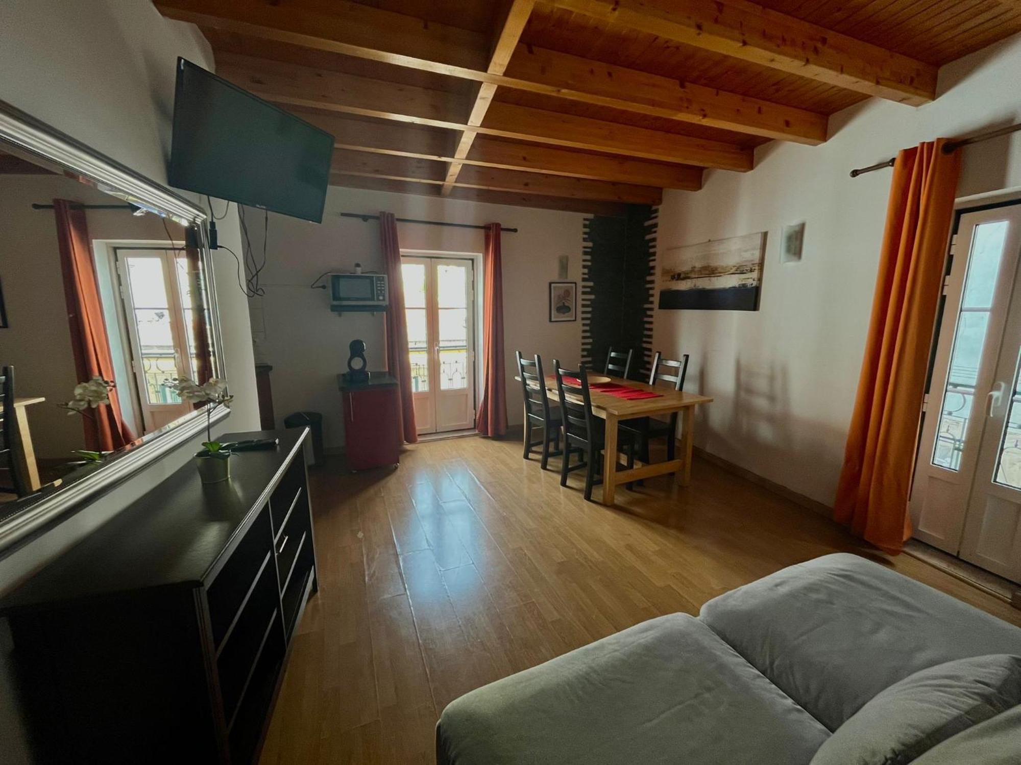 2 Bedroom, 2 Bathroom Apartment - Travessa Da Madalena リスボン エクステリア 写真