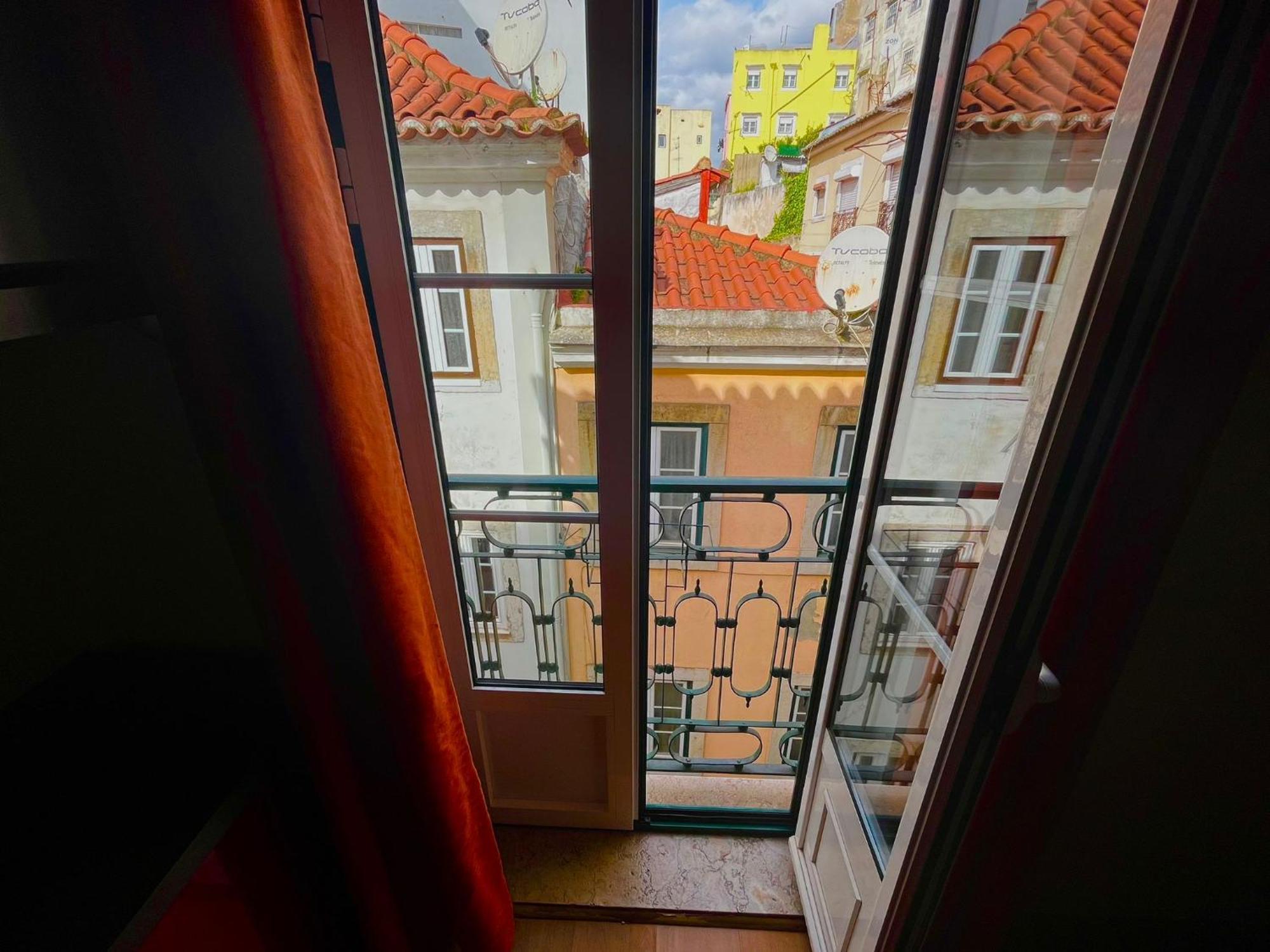 2 Bedroom, 2 Bathroom Apartment - Travessa Da Madalena リスボン エクステリア 写真
